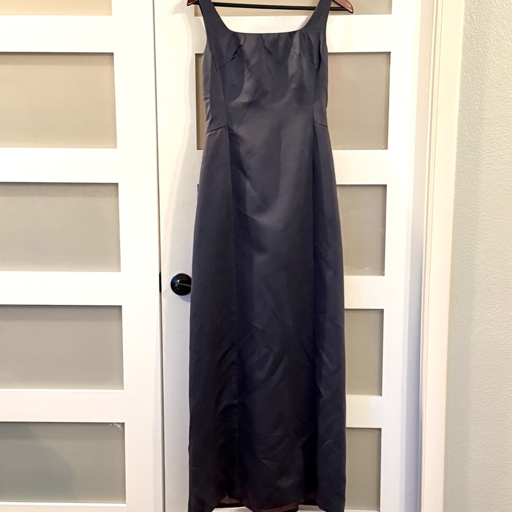 VERA WANG  Gray Square neck gown. Size 6